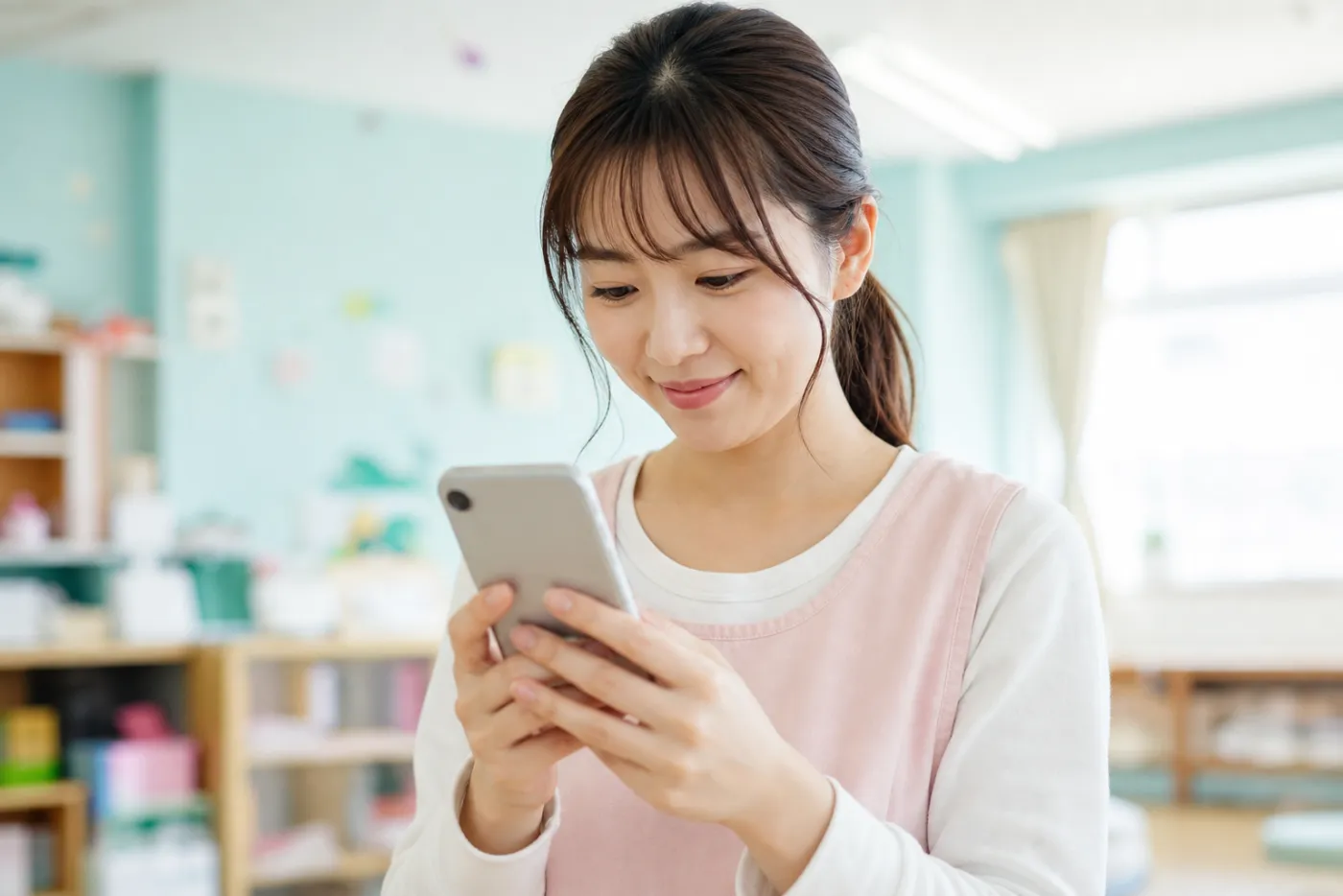 スマートフォンで申請を確認する先生