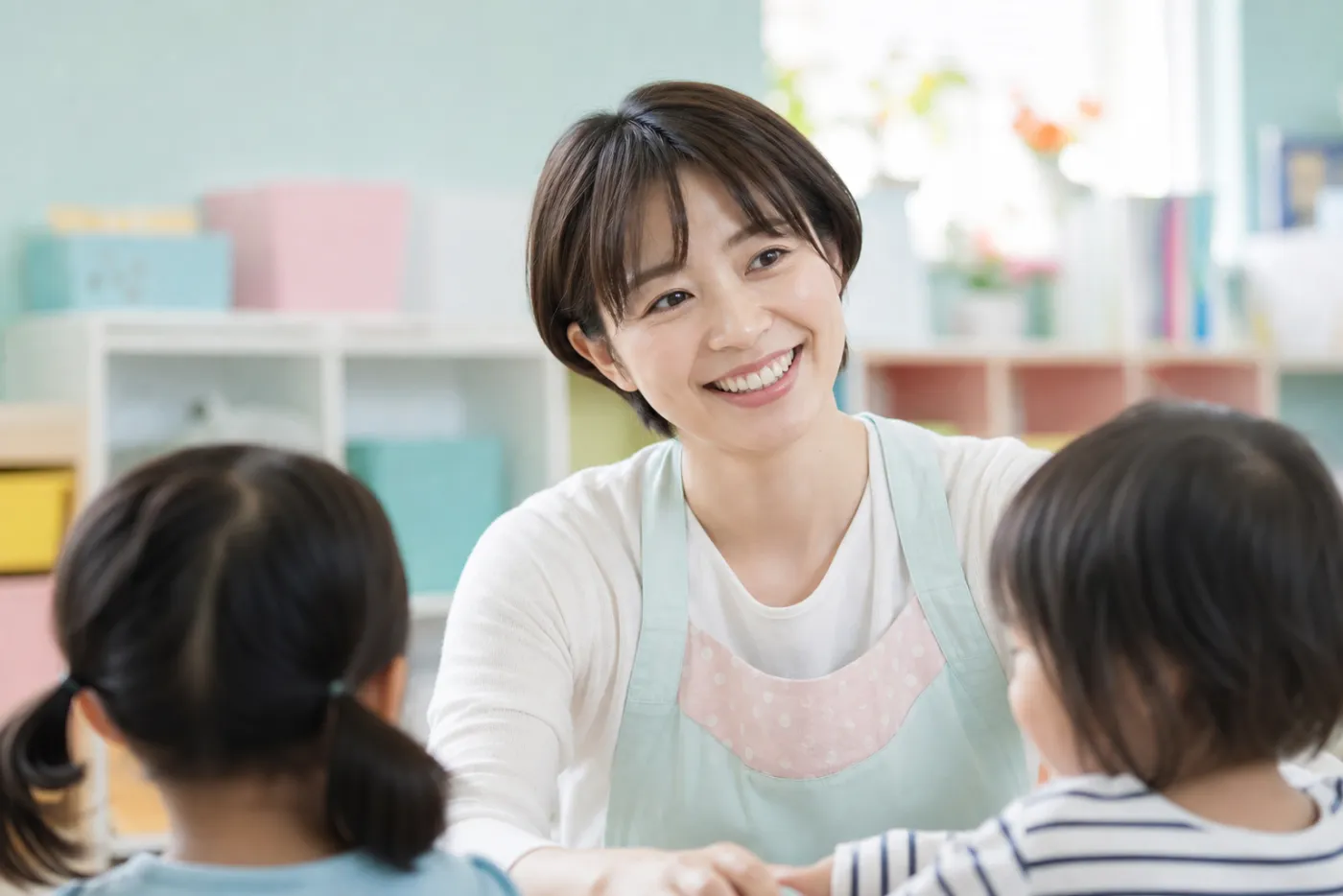 園内で連絡を確認する先生
